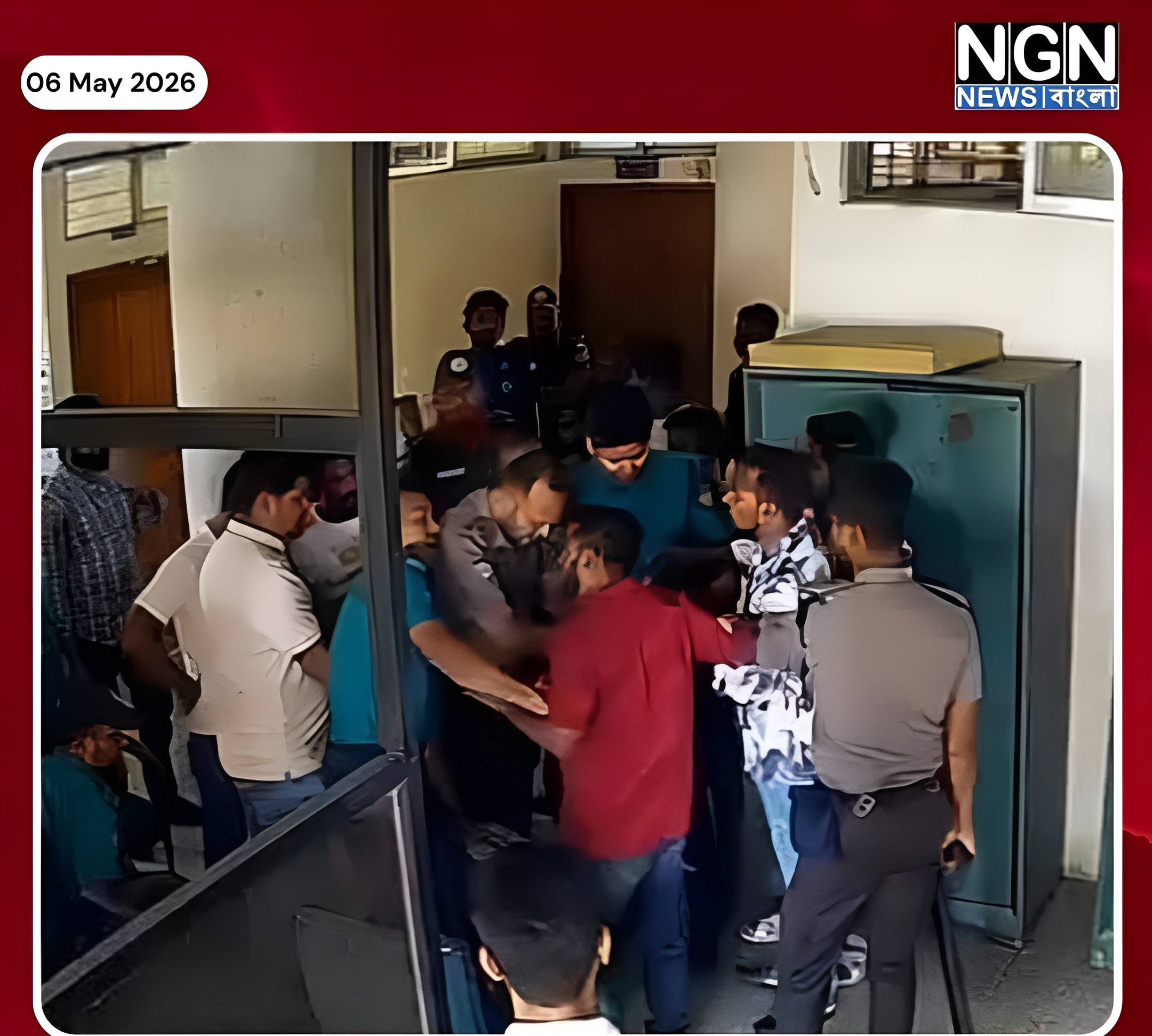 দরপত্র বাক্স ছিনতাইচেষ্টা