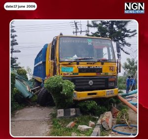 দুপচাঁচিয়ায় রেস্টুরেন্টে ঢুকে পড়ে ট্রাক