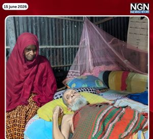 হুইলচেয়ারের অপেক্ষায় রিকশাচালক