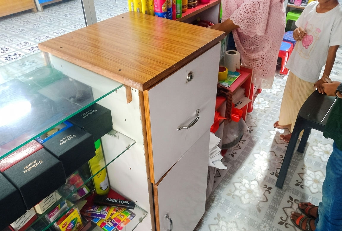 দোকানে চুরি সিসি ক্যামেরা খুলে নেওয়া