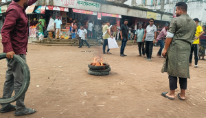 বদলগাছীতে সড়ক প্রশস্তকরণের দাবিতে অবরোধ