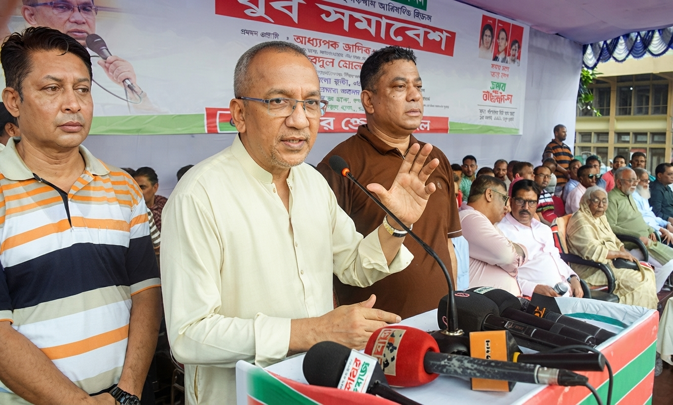বাংলাদেশ জাতীয়তাবাদী যুবদলের সমাবেশে বক্তব্য দিচ্ছেন সভাপতি আব্দুল মোনায়েম মুন্না