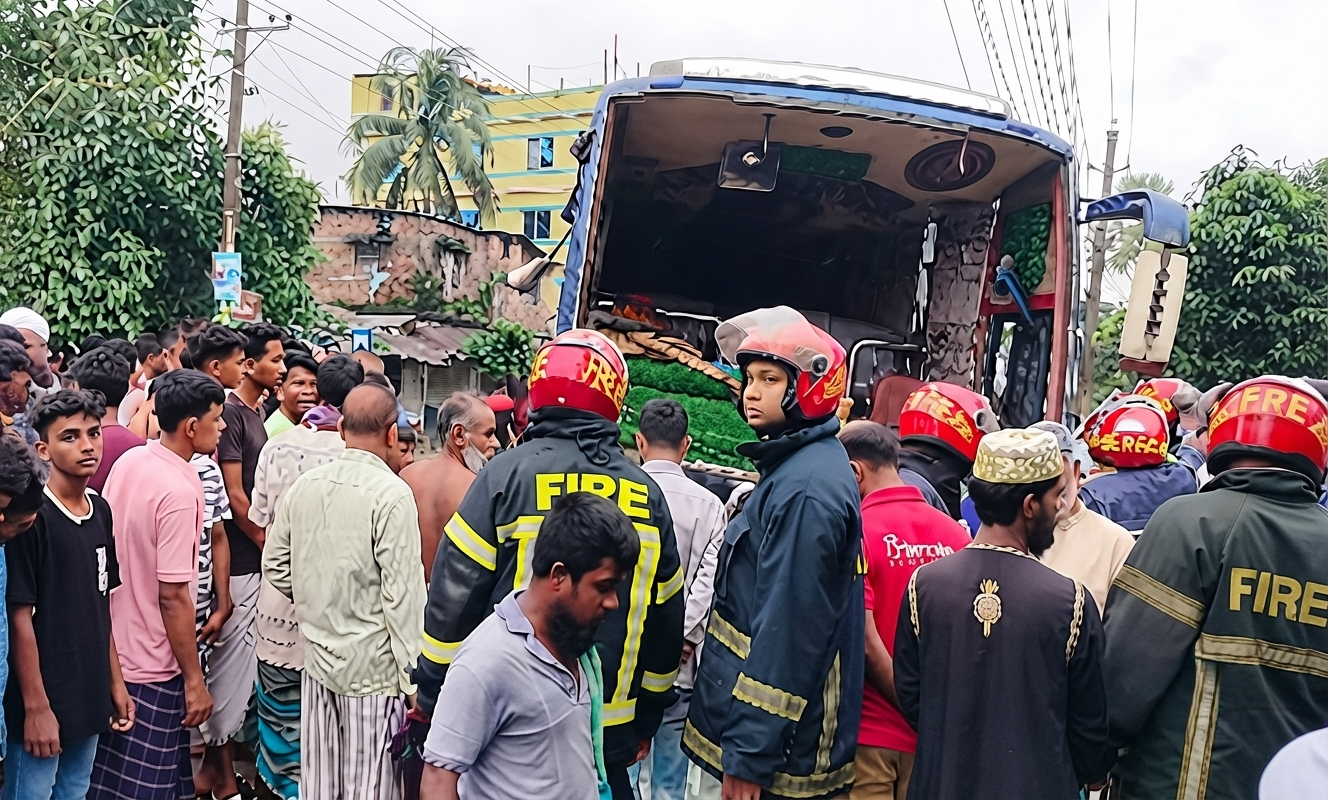 বগুড়ায় বাসচাপায় ৬ শ্রমিক নিহতের পর উদ্ধার কার্যক্রম