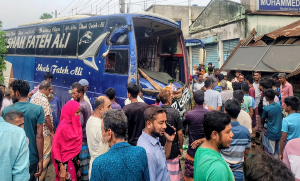 বগুড়ার এরুলিয়া সিল্কিবান্ধা এলাকায় বাসচাপায় নিহত শ্রমিকদের ঘটনাস্থল