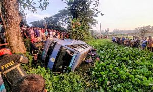 বগুড়ার মাটিডালী-পীরগাছা সড়কে স্কুলবাস খাদে পড়ে শিক্ষার্থী নিহত