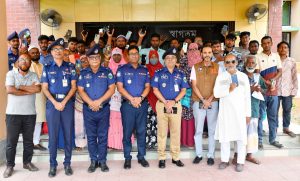 মালিকদের হাতে হারানো মোবাইল তুলে দিচ্ছে পুলিশ