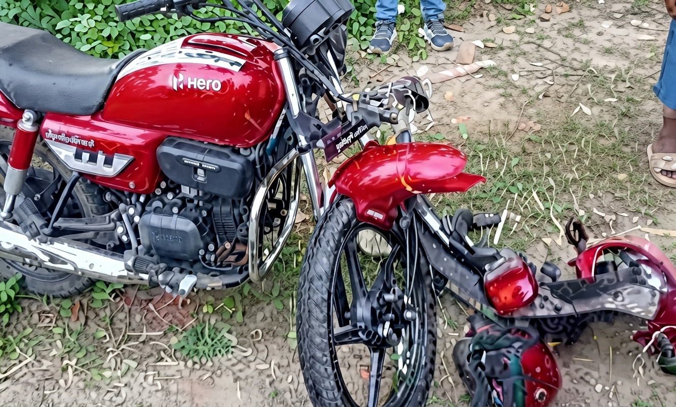 মান্দায় মাইক্রোবাস মোটরসাইকেল সংঘর্ষ