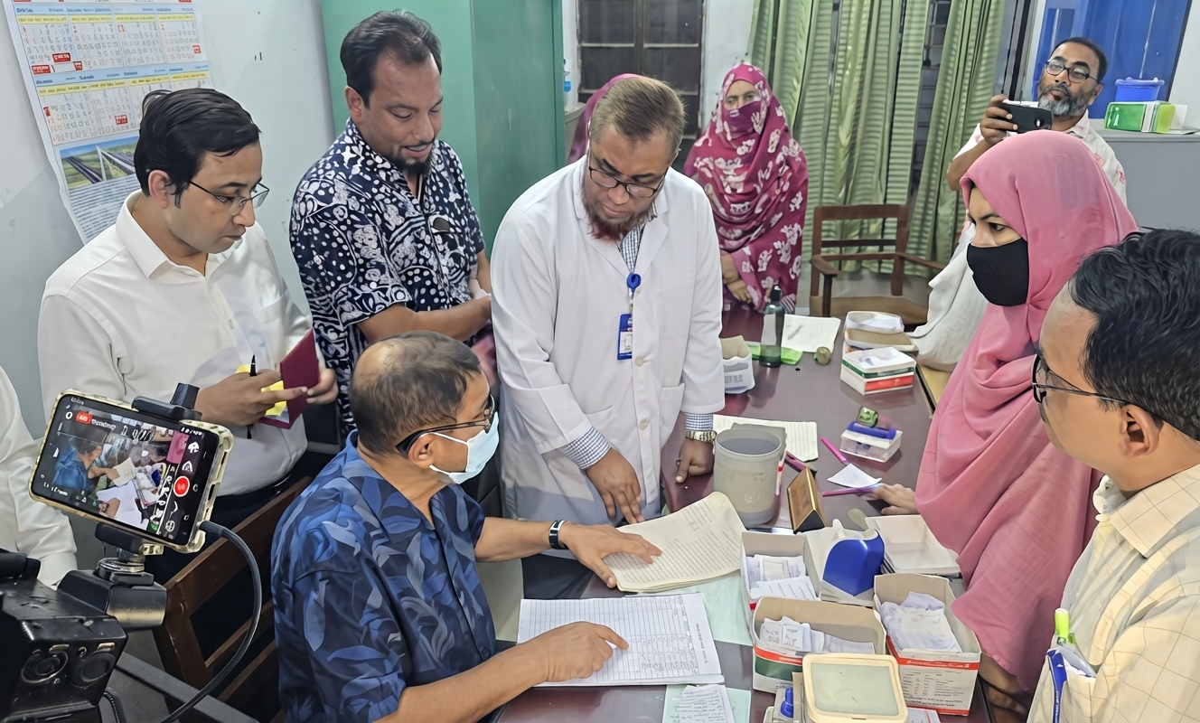 নওগাঁয় স্বাস্থ্যমন্ত্রী ডা. সাখাওয়াত হোসেনের হাসপাতাল পরিদর্শন