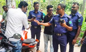 বিকট শব্দের মোটরসাইকেল নিয়ে নওগাঁয় ট্রাফিক পুলিশের অভিযান