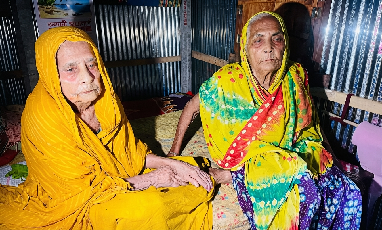 নাটোরে ১৩০ বছর বয়সী মা ও শতবর্ষী মেয়ের নতুন টিনশেড ঘর