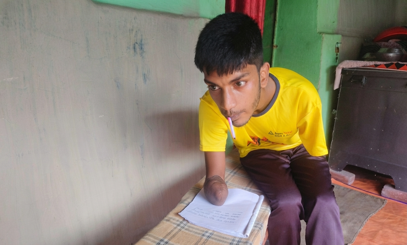 মুখ দিয়ে লিখে দাখিল পাস