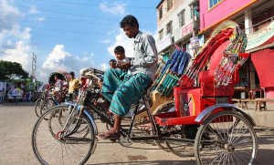 রাজশাহীতে ব্যাটারিচালিত অটোরিকশার ভাড়া বাড়ানোর প্রস্তাব নিয়ে নগরীতে চলাচলরত অটোরিকশা