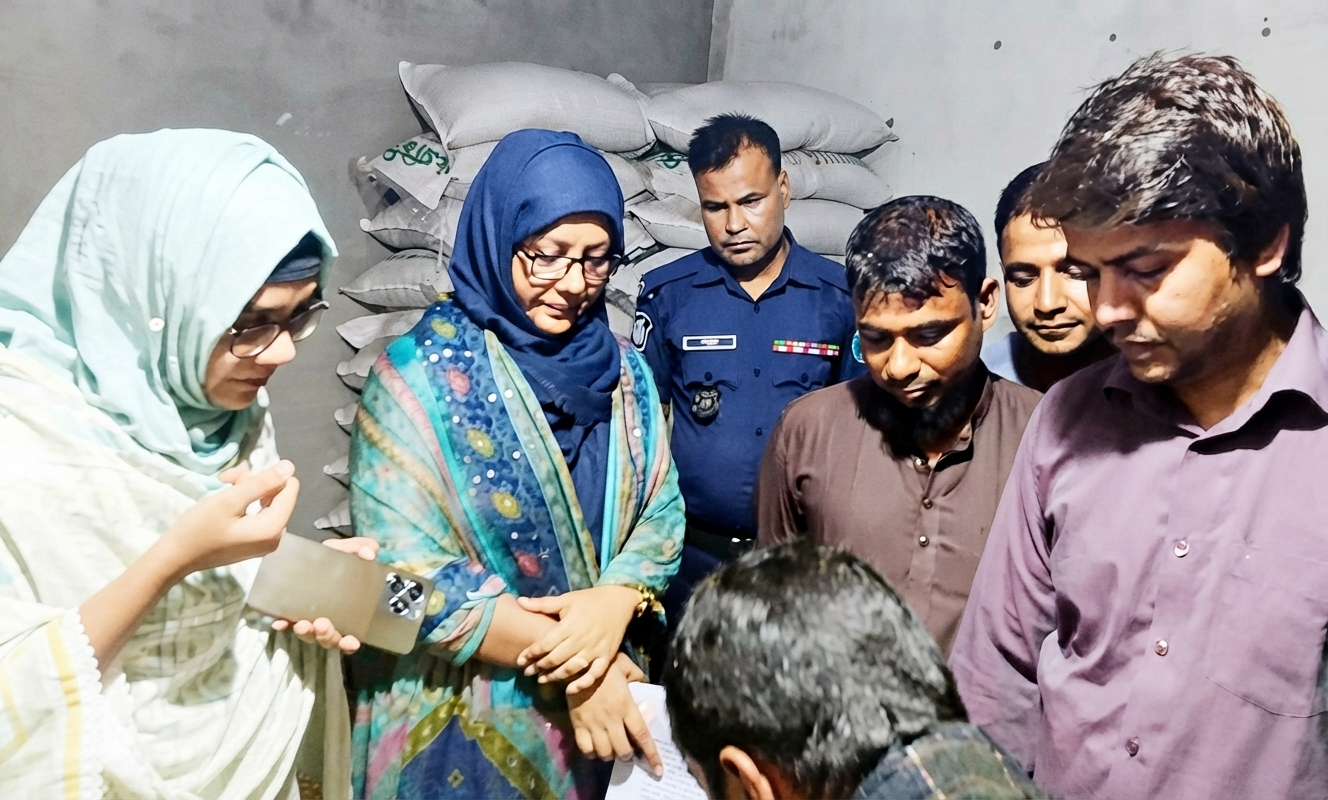 রাণীনগরে সার ডিলারকে জরিমানা
