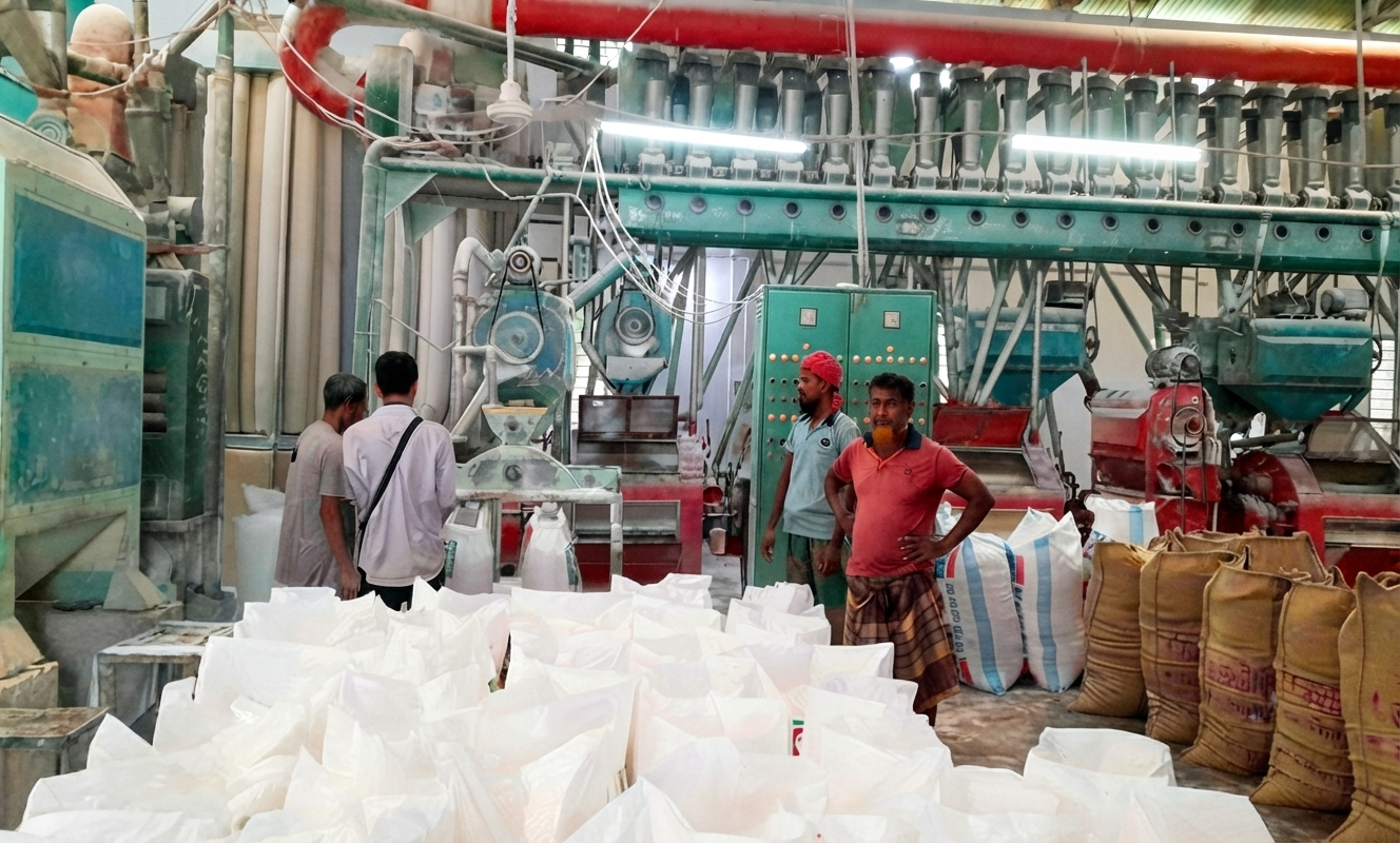সরকারি গম নিয়ে অভিযোগের প্রেক্ষাপটে নওগাঁর মদিনা ফ্লাওয়ার মিল