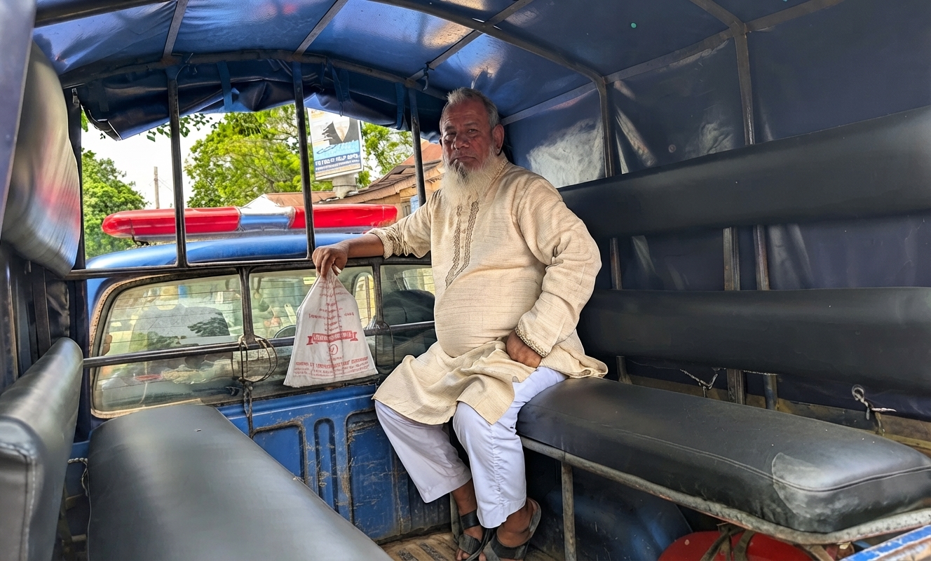আত্রাইয়ে ইউপি চেয়ারম্যান অবরুদ্ধ, জানালা সরানোর অভিযোগ