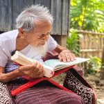 নাটোরের গুরুদাসপুরে ১২৩ বছর বয়সেও চশমা ছাড়াই কোরআন পড়েন আব্বাস প্রামাণিক