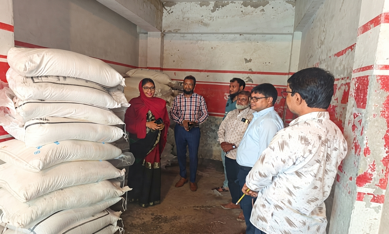 নওগাঁয় সার ব্যবস্থাপনায় অনিয়মের বিরুদ্ধে ভ্রাম্যমাণ আদালতের অভিযান
