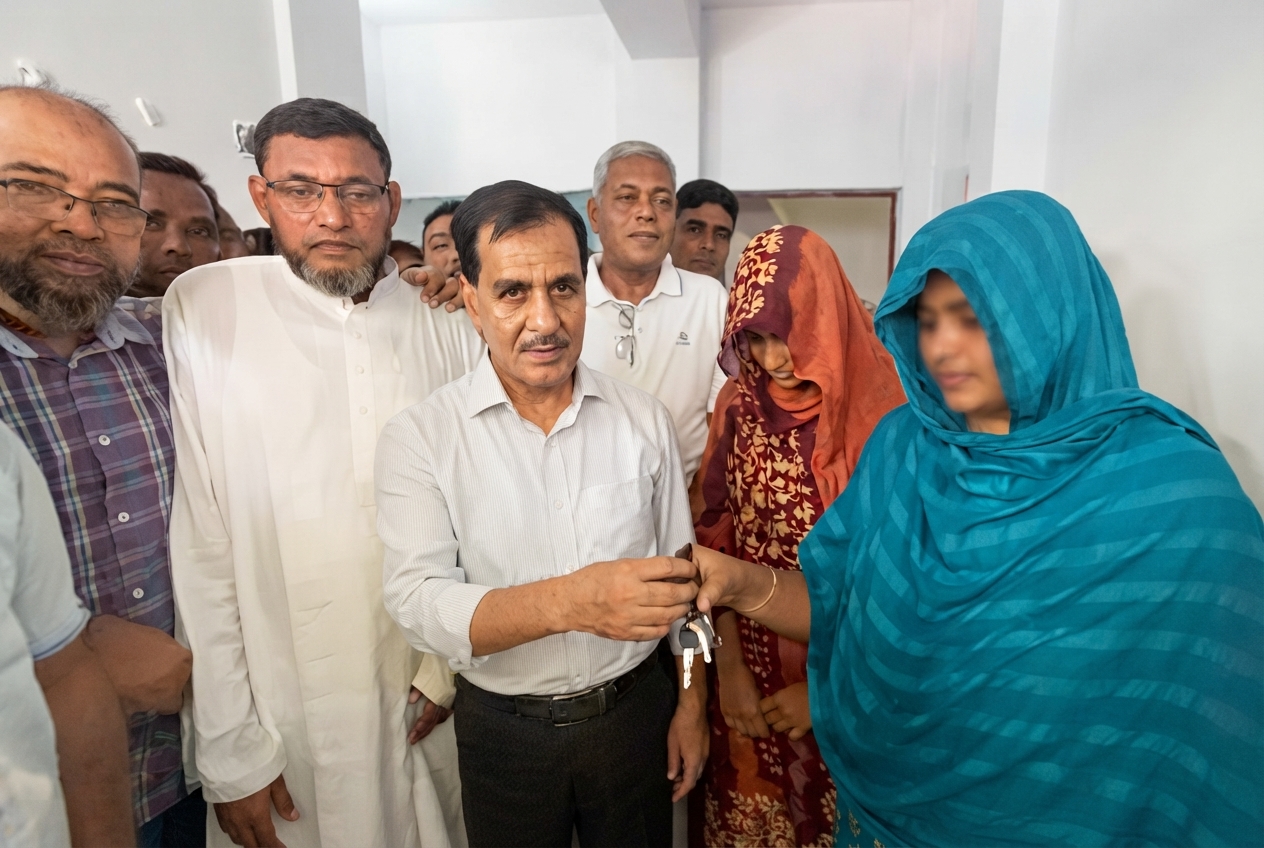 নওগাঁয় গৃহহীনদের বাড়ি উপহার দিচ্ছেন এমপি জাহিদুল ইসলাম ধলু