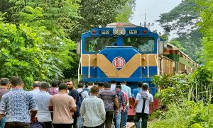 দুই দফায় রেল যোগাযোগ বন্ধ হওয়ায় বিভিন্ন স্টেশনে আটকা ট্রেন