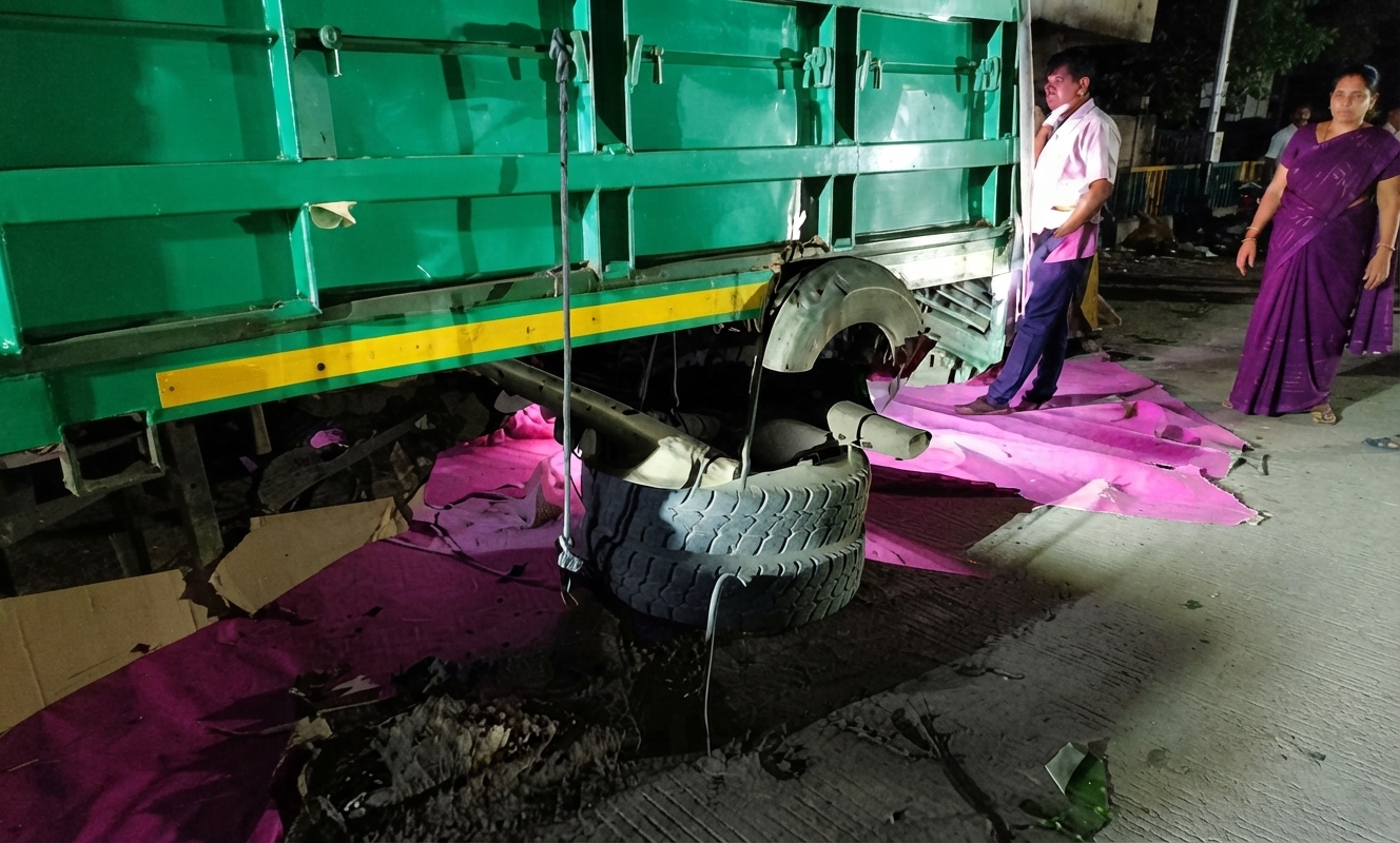 শেরপুরে ট্রাকের নিচে চাপা পড়ে নিহত ৩ শ্রমিক