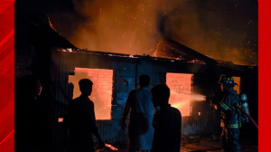 নওগাঁ শহরের পুরাতন রেজিস্ট্রি অফিস পাড়ায় আগুনে চার পরিবারের ঘর পুড়ে গেছে
