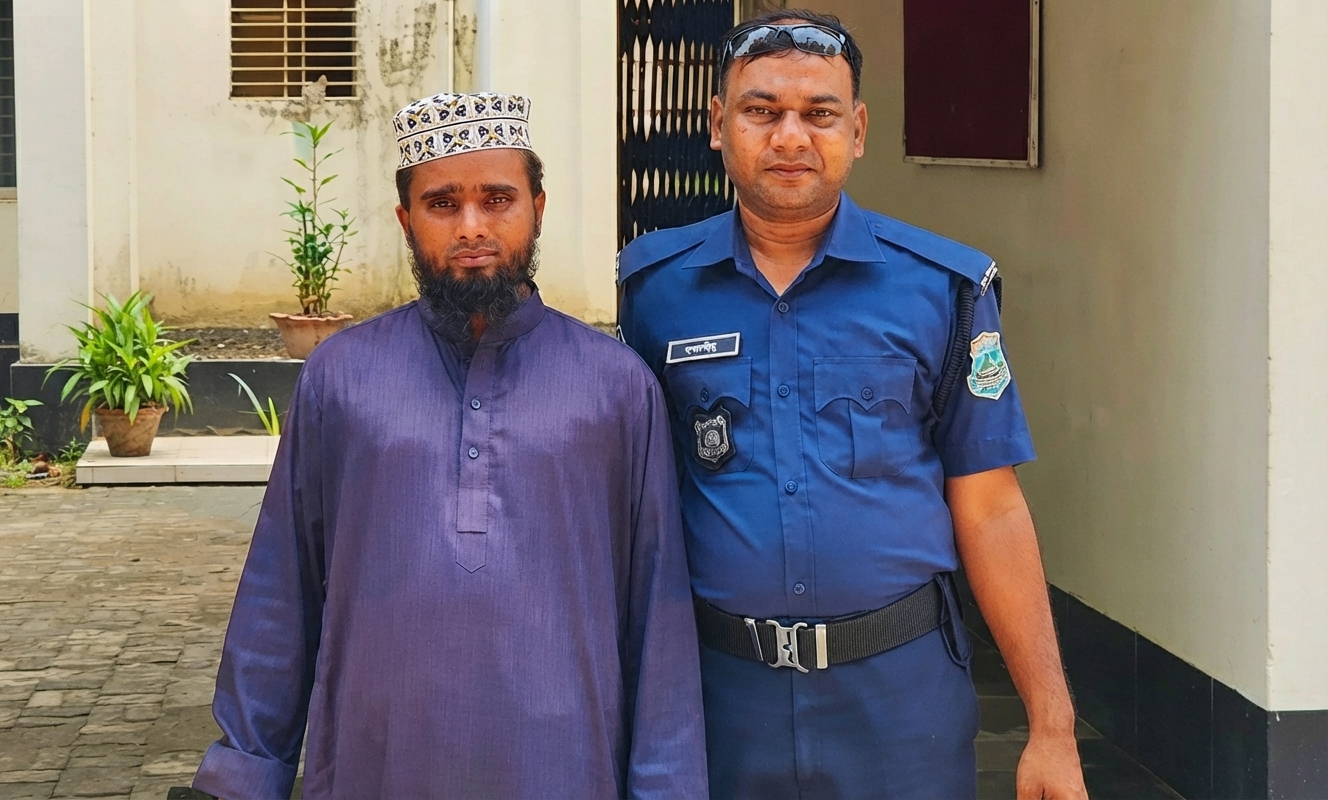 নওগাঁর সাপাহারে মাদরাসাছাত্রীকে যৌন নিপীড়নের চেষ্টার অভিযোগে পরিচালক গ্রেপ্তার